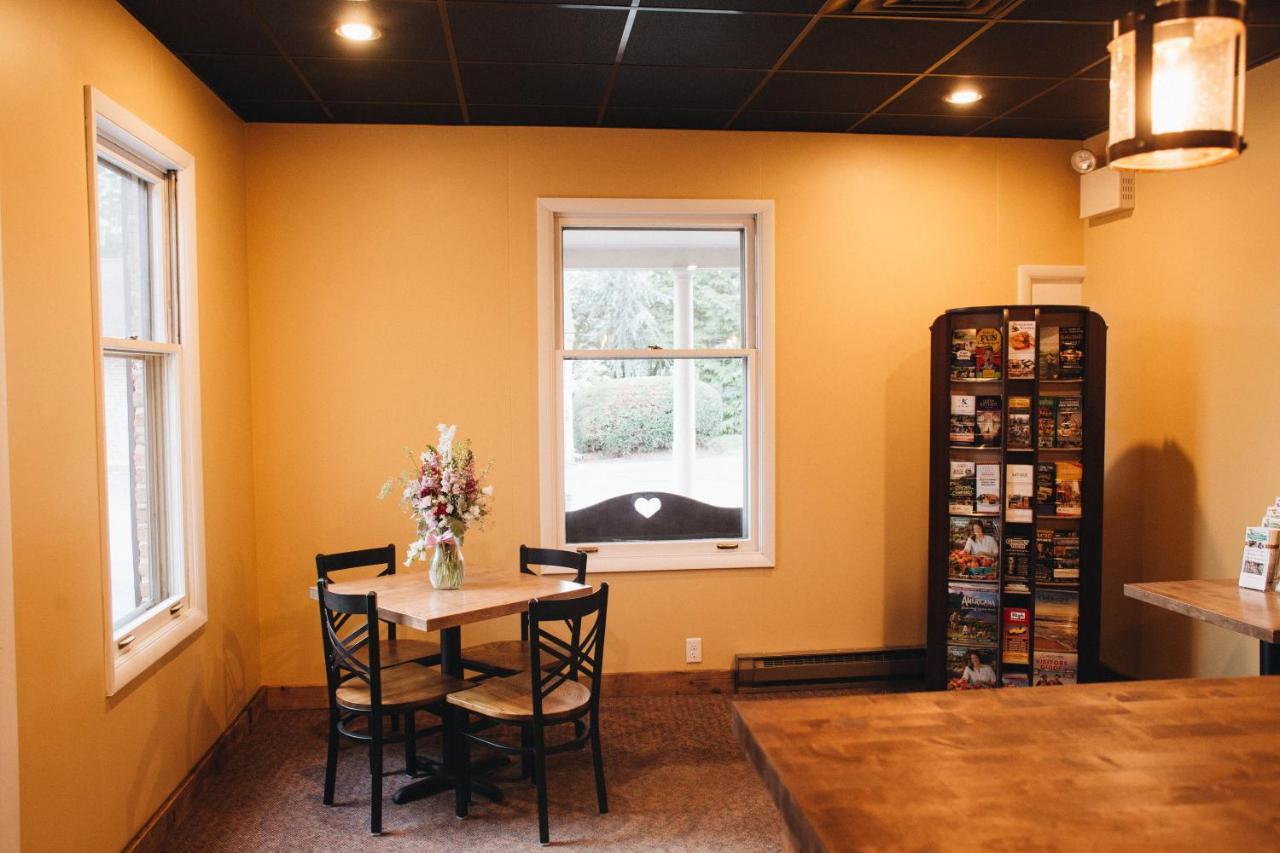 Country Squire Inn And Suites New Holland ภายนอก รูปภาพ