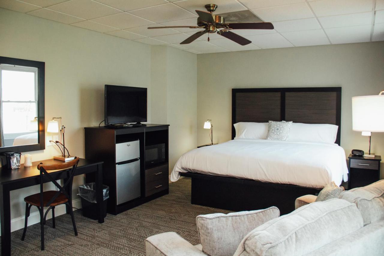 Country Squire Inn And Suites New Holland ภายนอก รูปภาพ
