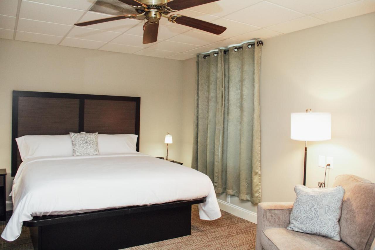Country Squire Inn And Suites New Holland ภายนอก รูปภาพ