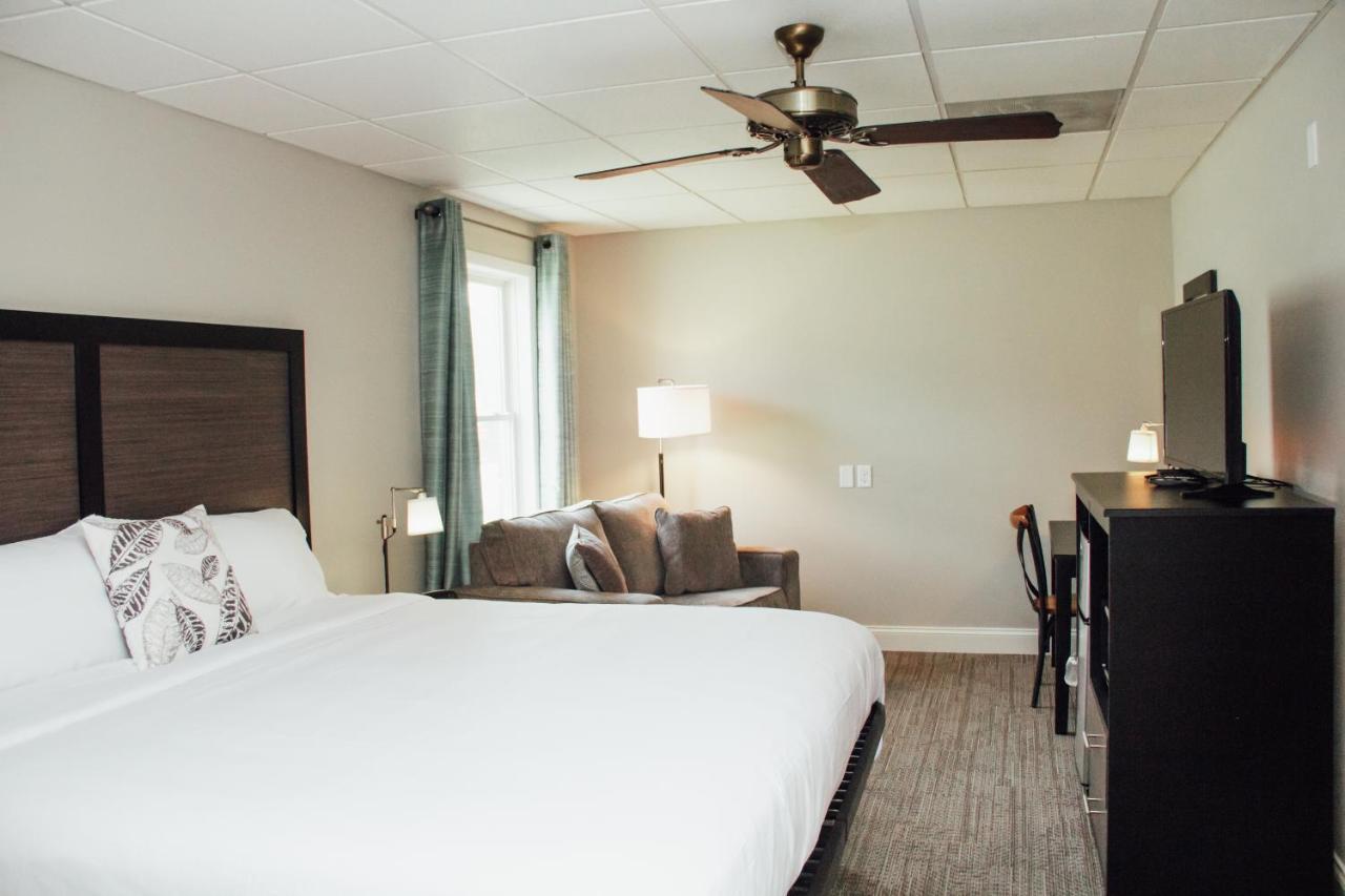 Country Squire Inn And Suites New Holland ภายนอก รูปภาพ