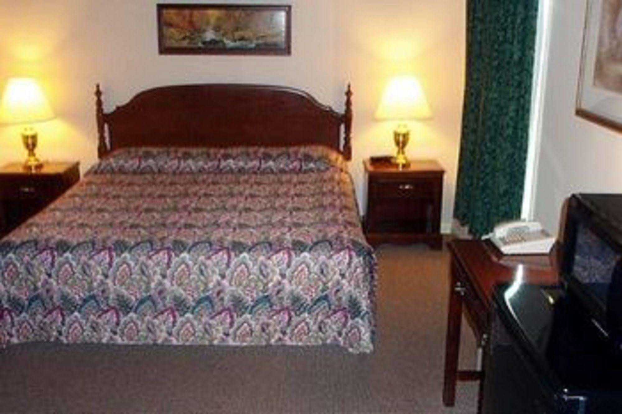 Country Squire Inn And Suites New Holland ภายนอก รูปภาพ