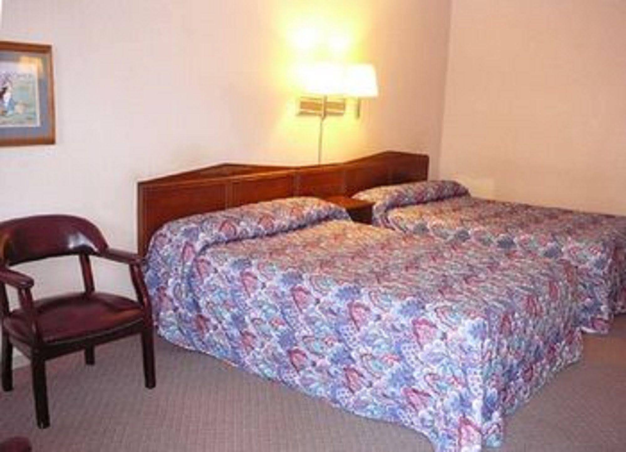 Country Squire Inn And Suites New Holland ภายนอก รูปภาพ