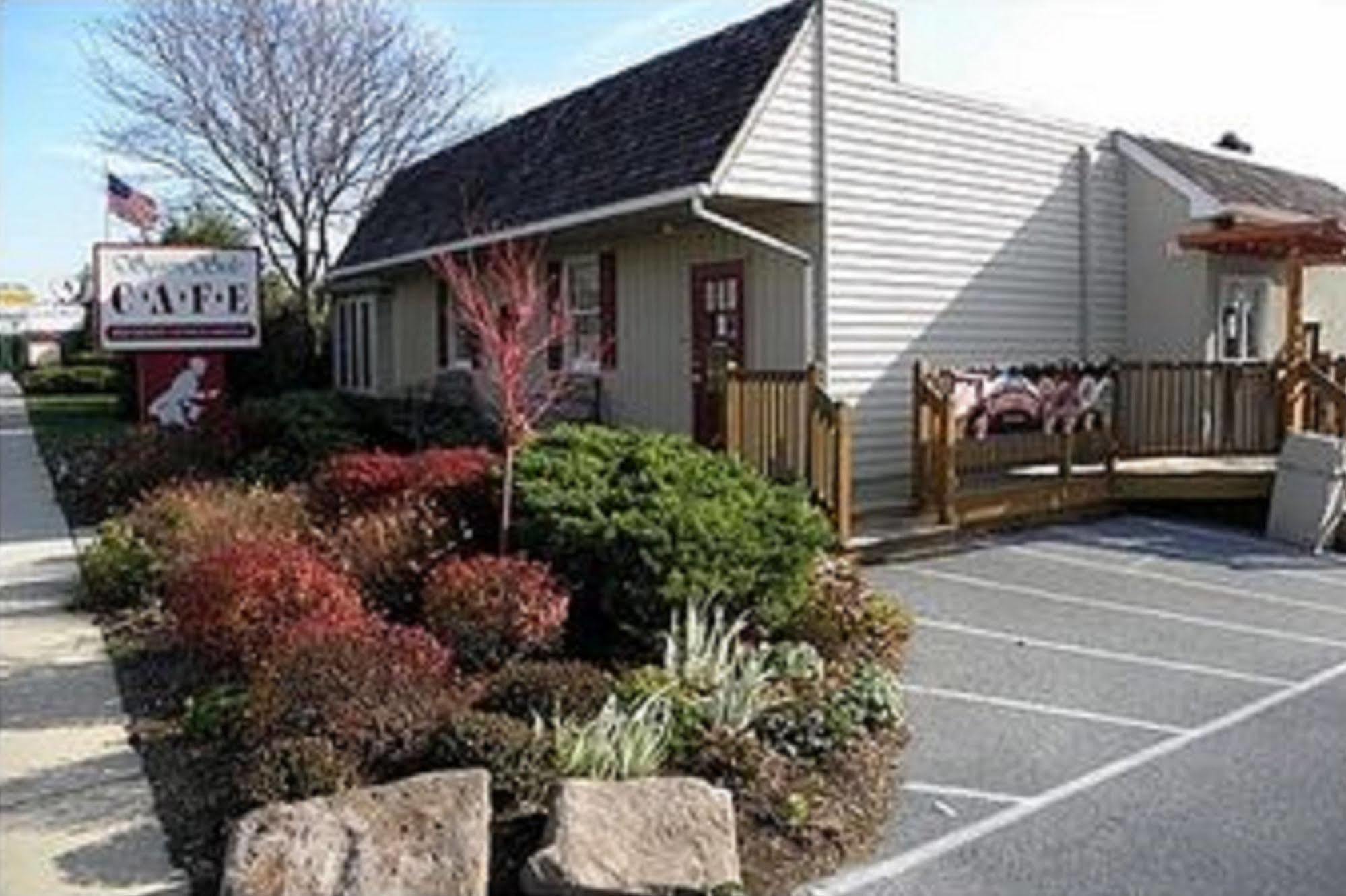 Country Squire Inn And Suites New Holland ภายนอก รูปภาพ